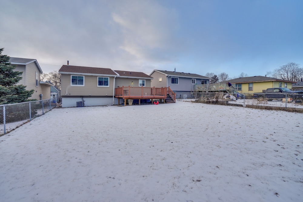 2 Mi to Dtwn St Paul: Home w/ Private Deck & Yard!