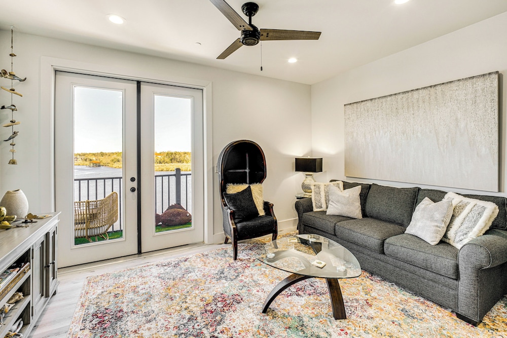 3 Mi to Gulfport Beaches: Waterfront 'casa Pesce'