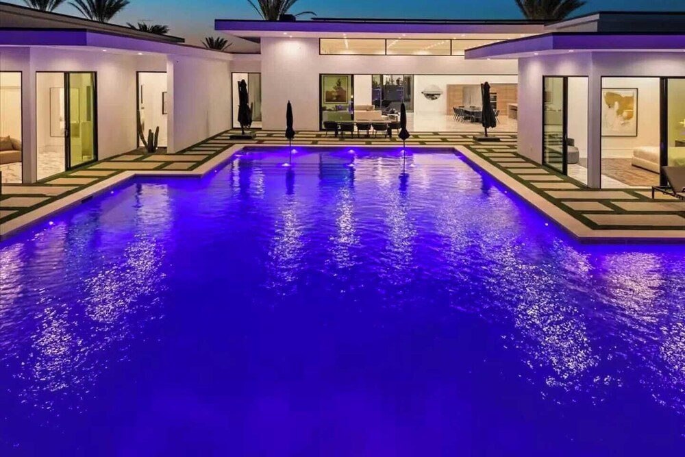 Sleeps 20 7-bedroom Villa w/ Pool, Putting Green & Hot Tub Bravo Villa #11 by Avantstay