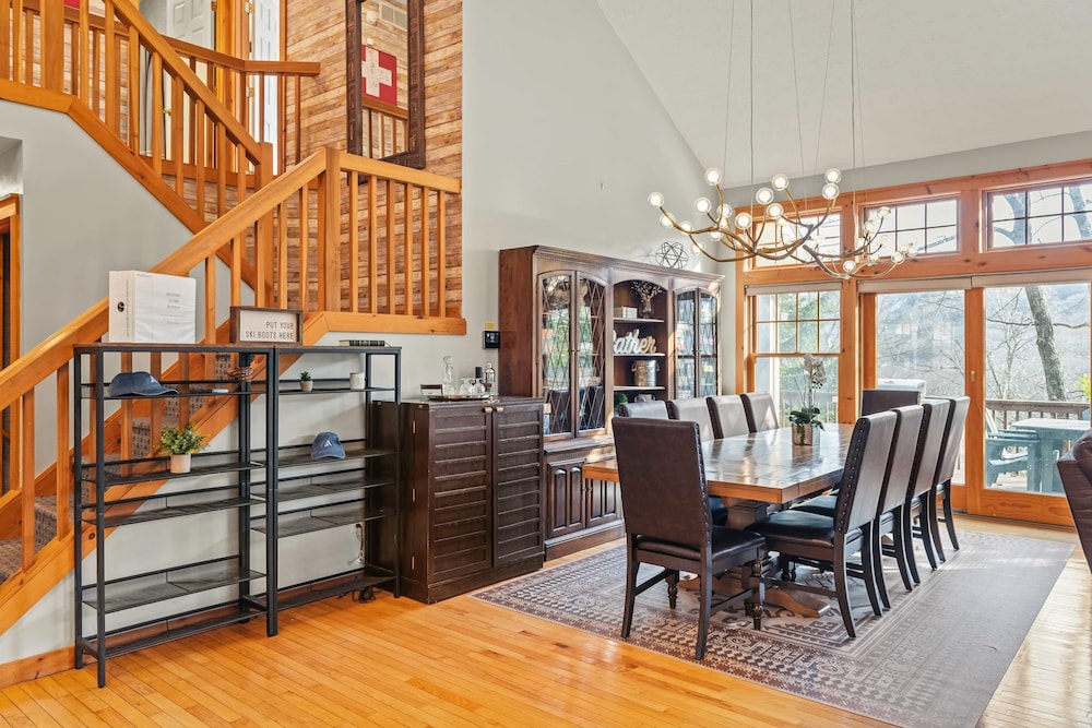 Mountain Escape With Game Room Balcony Stunning Views in the Poconos Christina