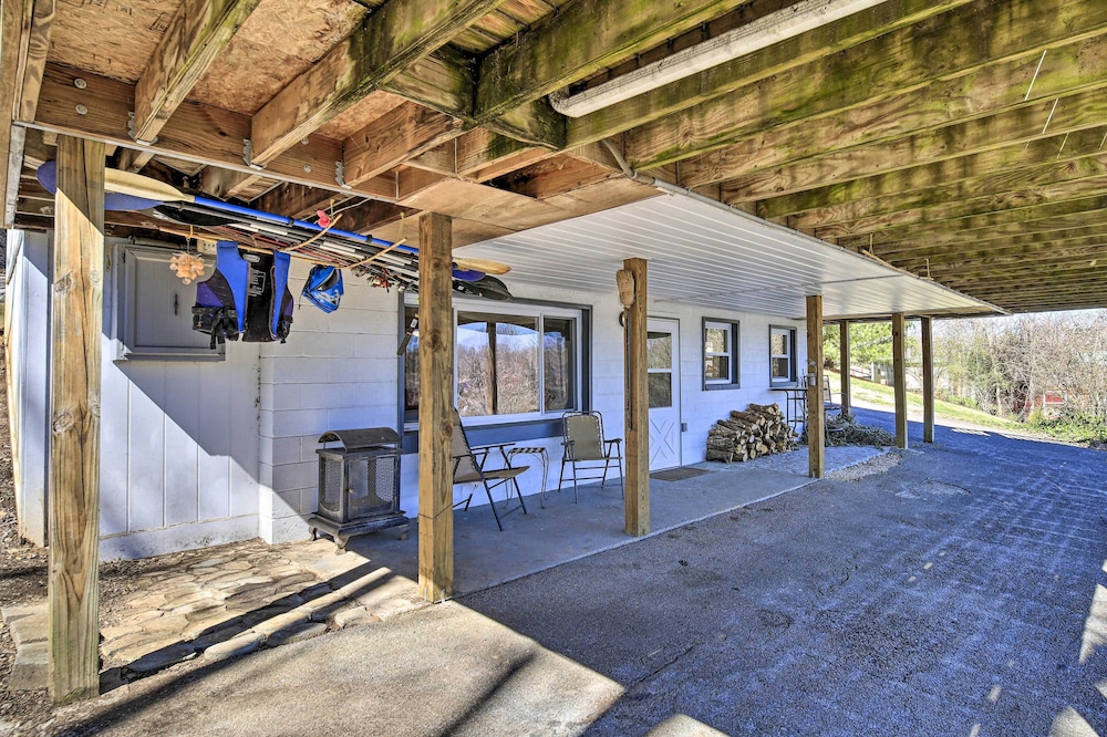 Kingsport 'boone Lake Hideaway' w/ Deck & Views!