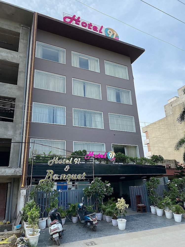 Hotel 91 Huda City Centre