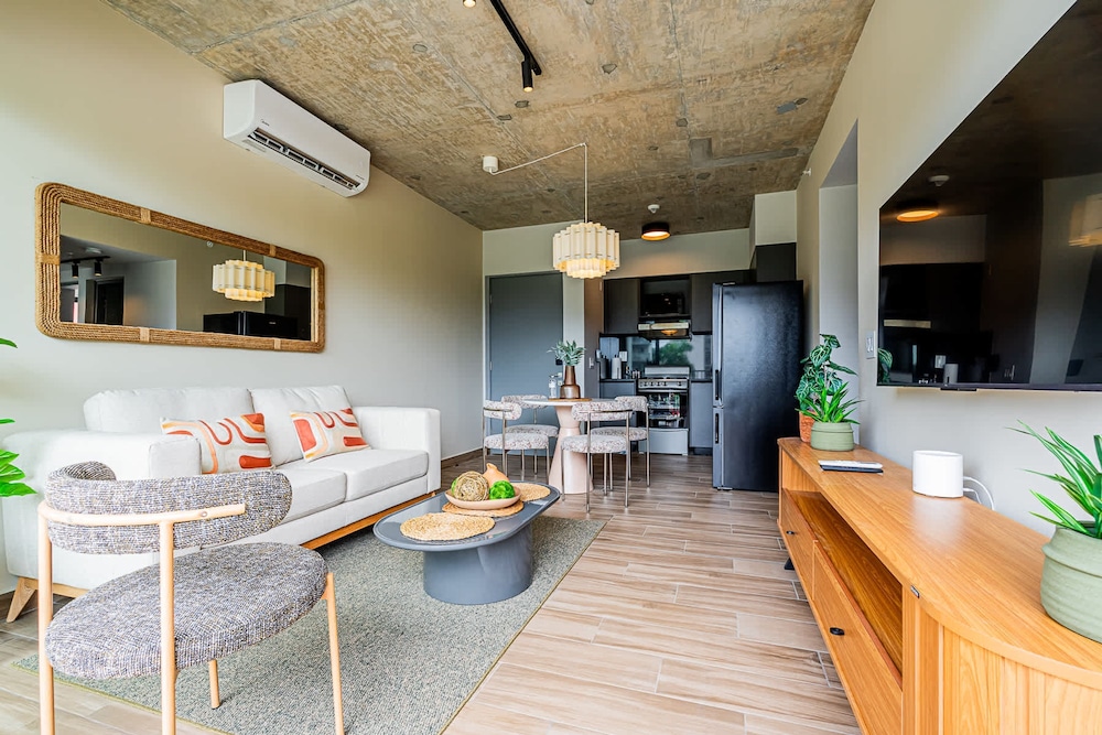 w Modern 2BR w Great Deco in Centriqo