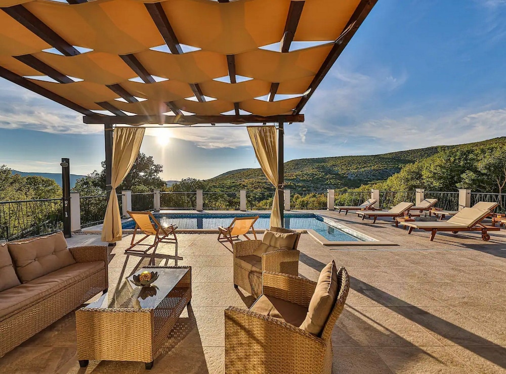 Luxurious Sanctuary Villa Primorski Dolac With Pool