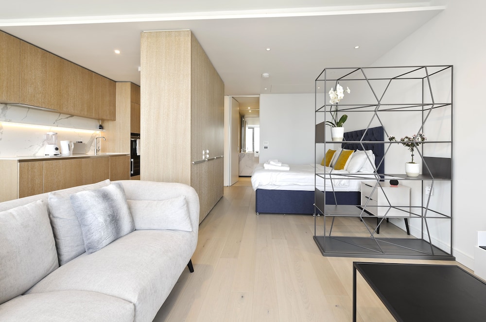 Luxury Waterfront Studio in Canary Wharf by Underthedoormat