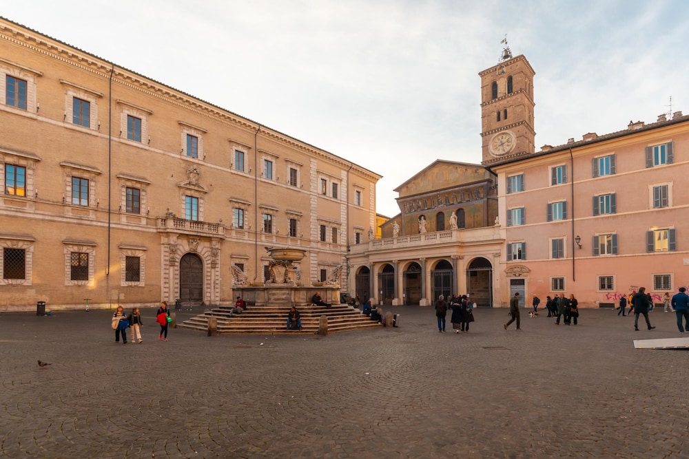 Stunning Rose Trastevere Apartment
