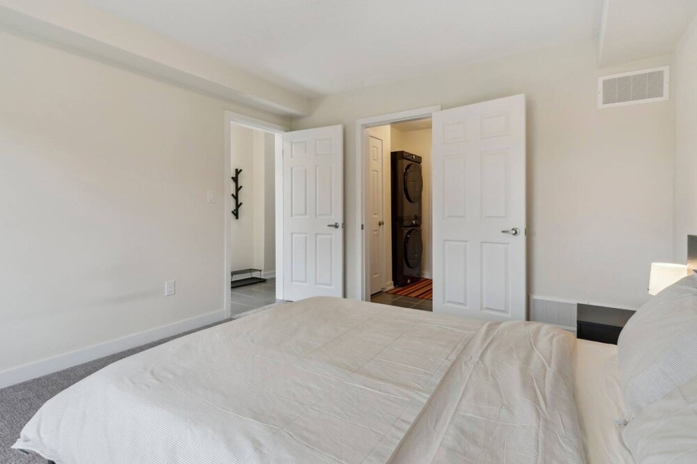 A Brand New 4BR Townhouse in Thorold Retreat