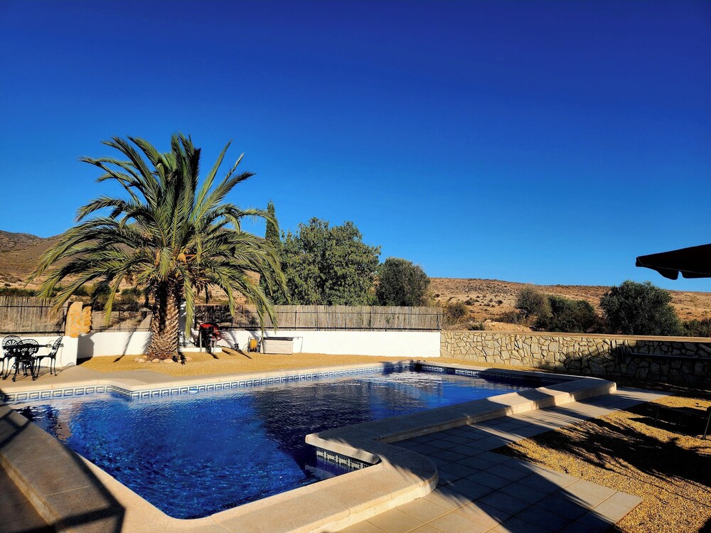 Casita-2guests-pool-patio-bbq-parking-fireplace