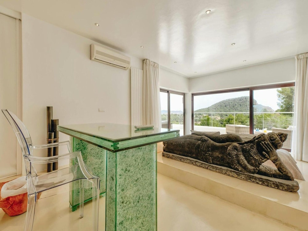 Holiday Home With Stunning Infinity Pool