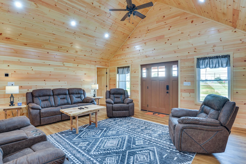3 Mi to St Lawrence River: Spacious Ranch Home