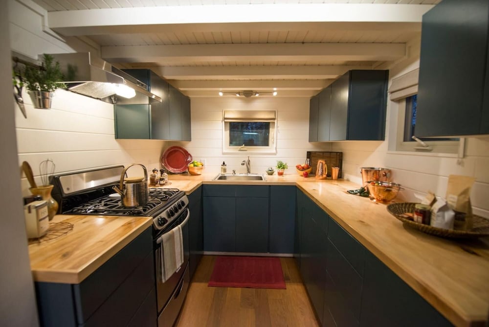 Montana Escape Tiny House in Waco 12 min to Magnolia and Baylor view 4