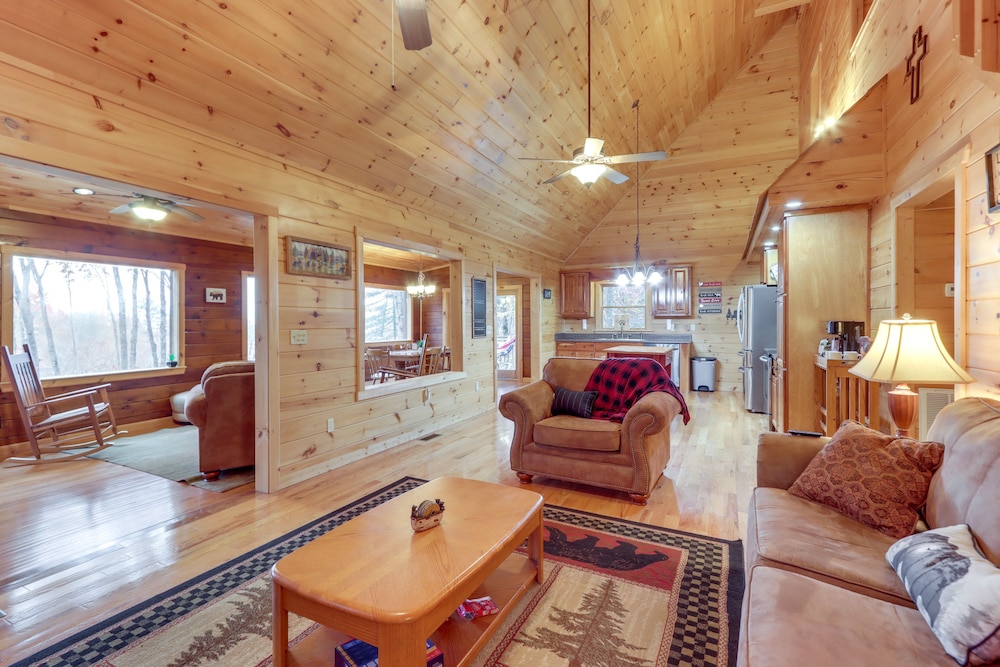 Blue Ridge Cabin w/ Hot Tub, 5 Mi to Downtown!