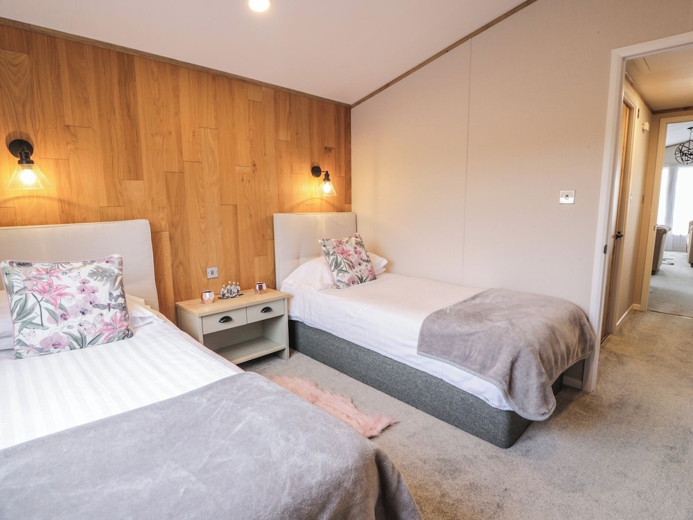 Debonair Lodge