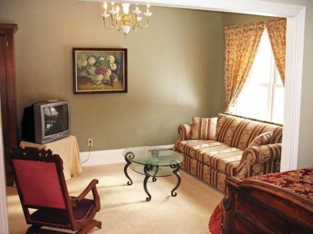 Hillsdale House Inn