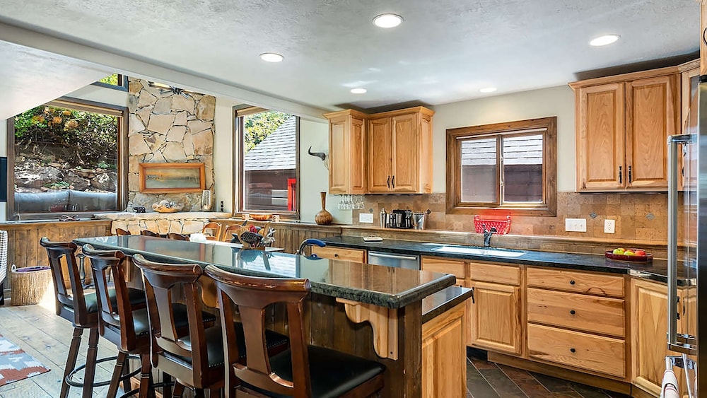 Red Hawk by Avantstay Charming Cabin w Theatre Spa 5mins to Deer Valley Mtn