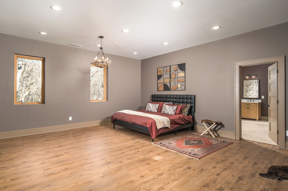 2 Mi to Beech Mtn Resort! 8,000-sq-ft Luxe Escape