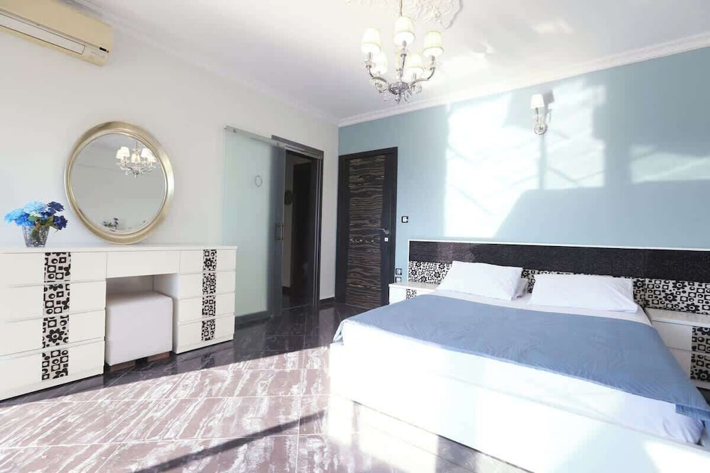 Villa Erytha - Serene Retreat With Views Garden