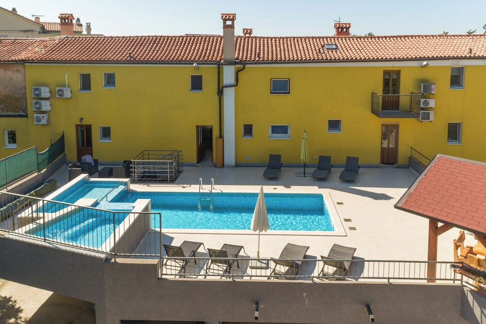 Pool House Klarina
