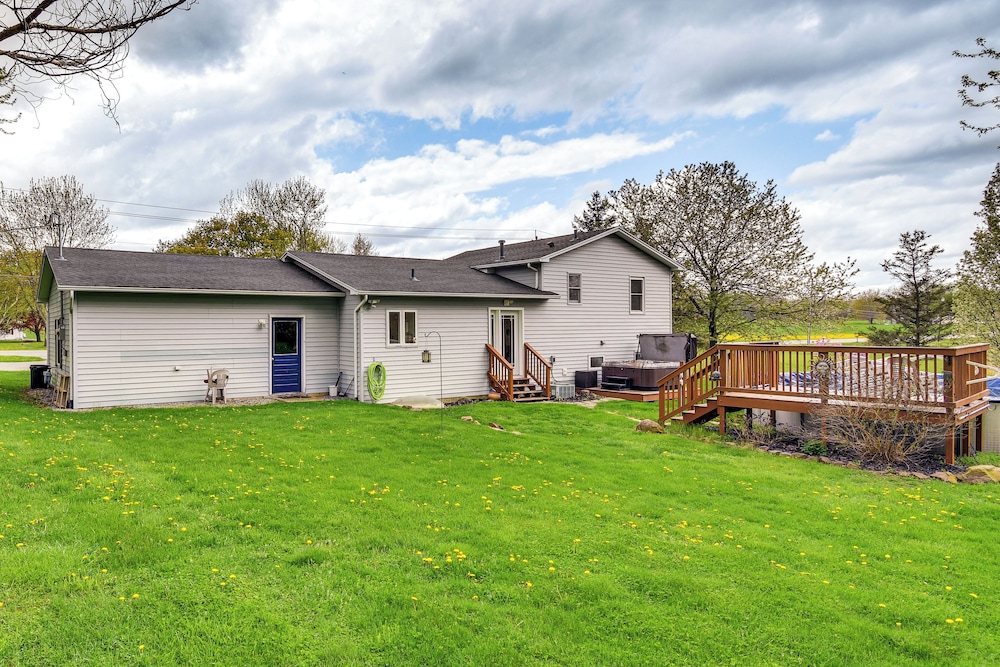 3 Mi to Erie Canal: Home w/ Hot Tub in Holley!
