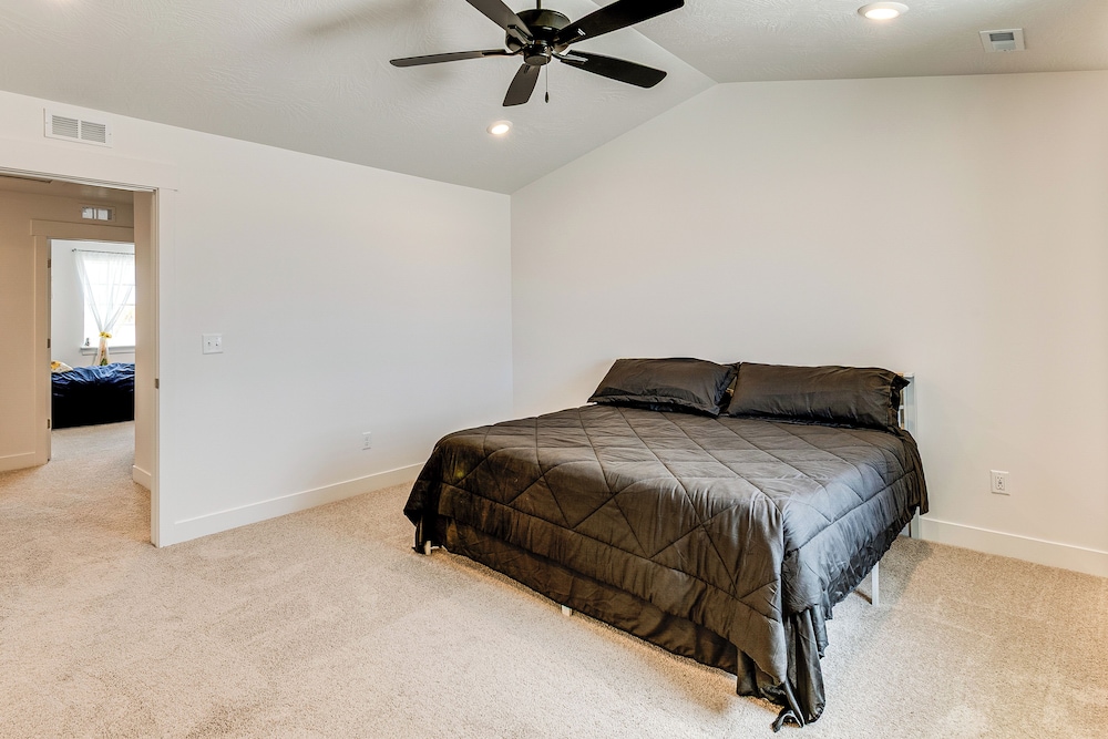 5 Mi to Trails: Townhome in Eagle Mountain