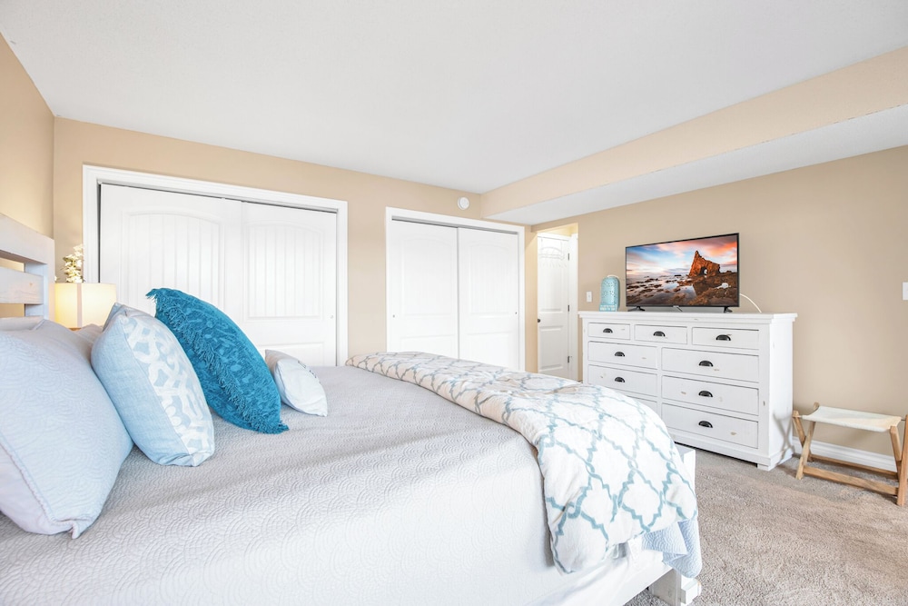 Spacious Family Friendly 3 Bed/3 Bath w/ Amazing Views, Lakeside Pool, & Boat Slip