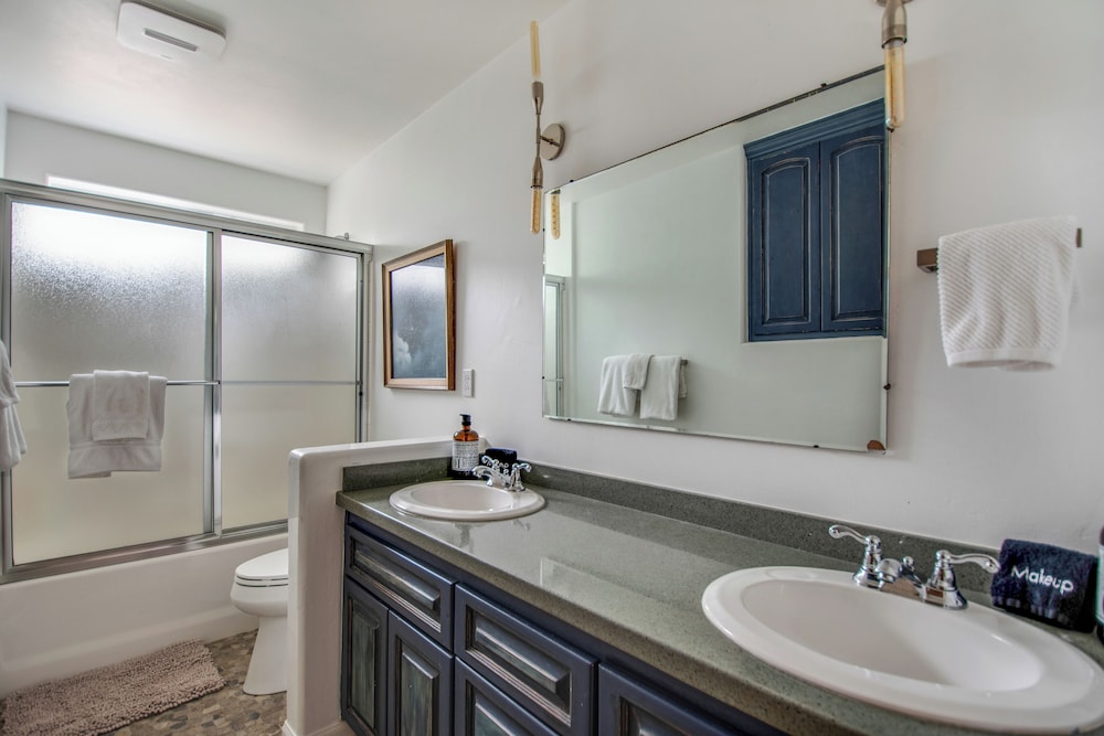 Walk to Lake Arrowhead: Peaceful Mountain Retreat!