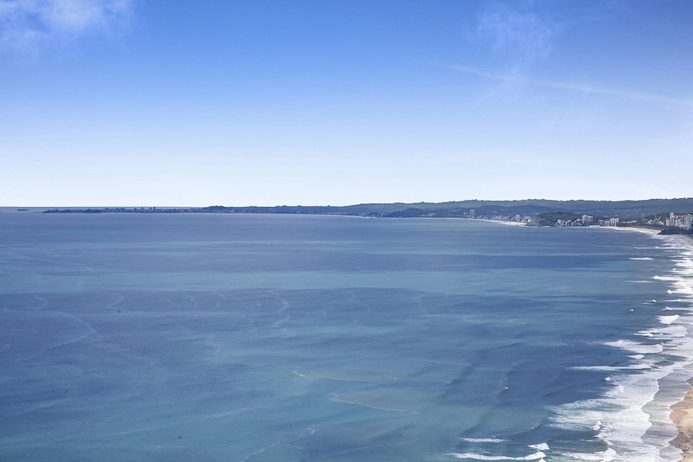 Oceanfront 2-bed With Spectacular View Pool & Gym