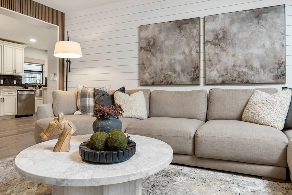 Designer Pet-friendly Retreat With Heated Pool 5 Bedroom Home
