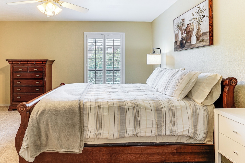 Patio & Yard: Family Home 12 Mi to At&t Stadium!