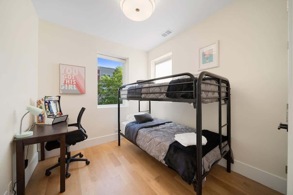 New 3 Bed by United Center w Parking Balcony