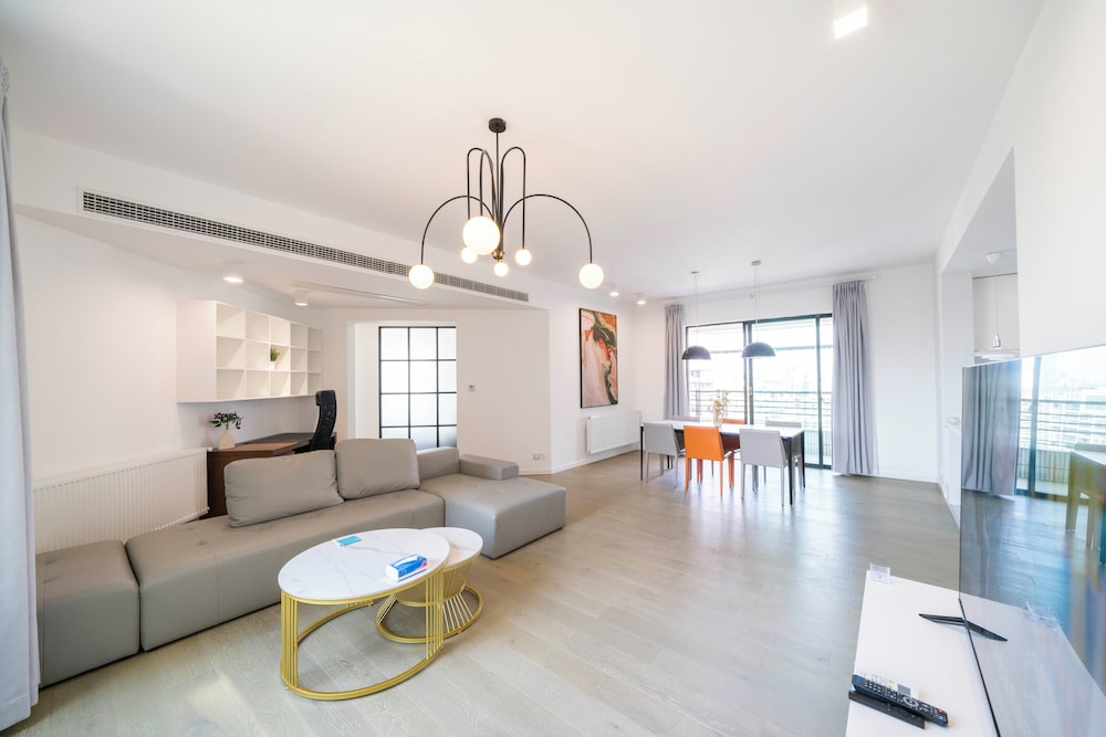 Tyms Elegant 4BR 2BA Apt Xujiahui Malls