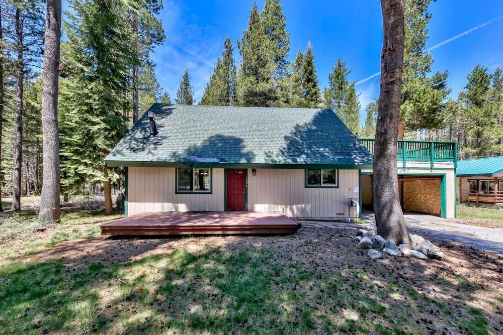 1207s Cabin In The Pines 3 Bedroom Chalet by RedAwning view 2