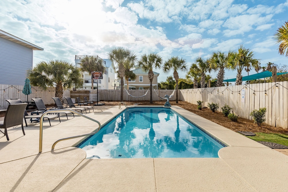 Destin Dolphin by Avantstay 2 Mins Walk To Beach w Pool Large Outdoor Entertaining Area