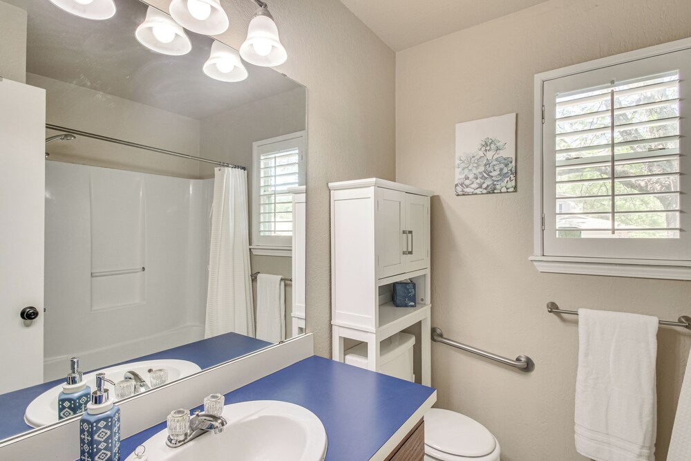 2 Mi to OU: Family-friendly Retreat w/ Patio!