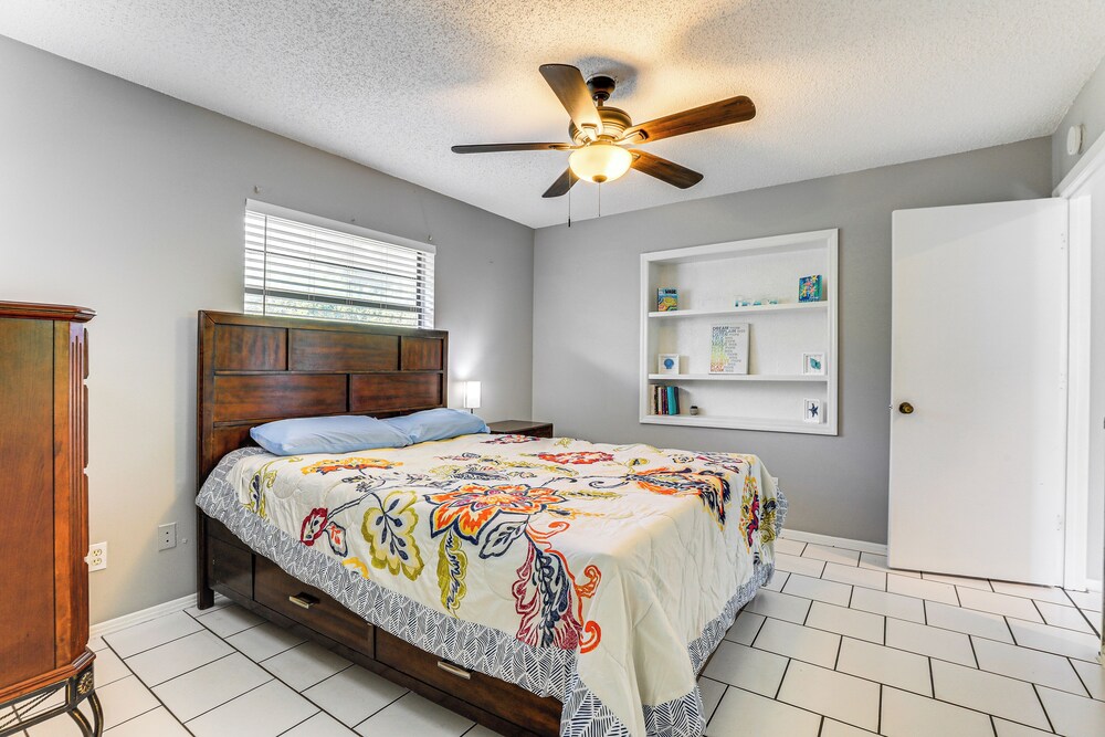 7 Mi to Beach: Cozy Home w/ Yard in Englewood!