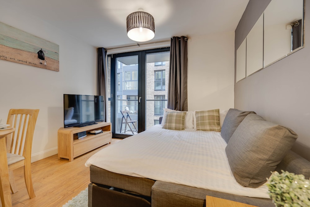 Impeccable 1-bed Apartment in Birmingham view 5