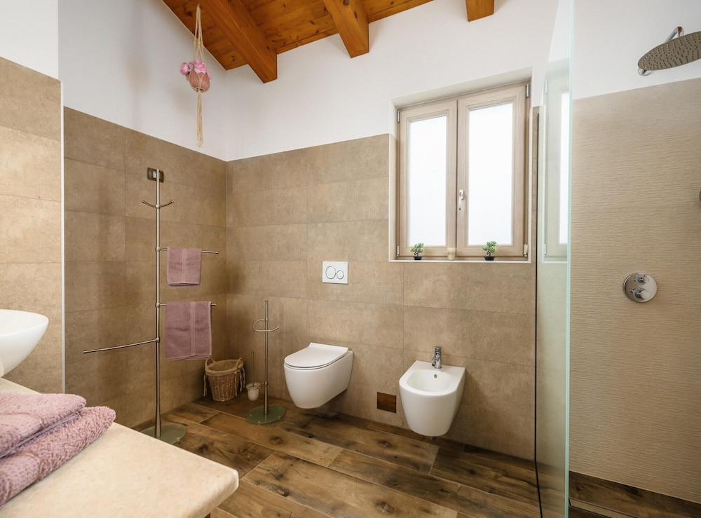 Villa in Srebrnici With Pool Near Marea Beach