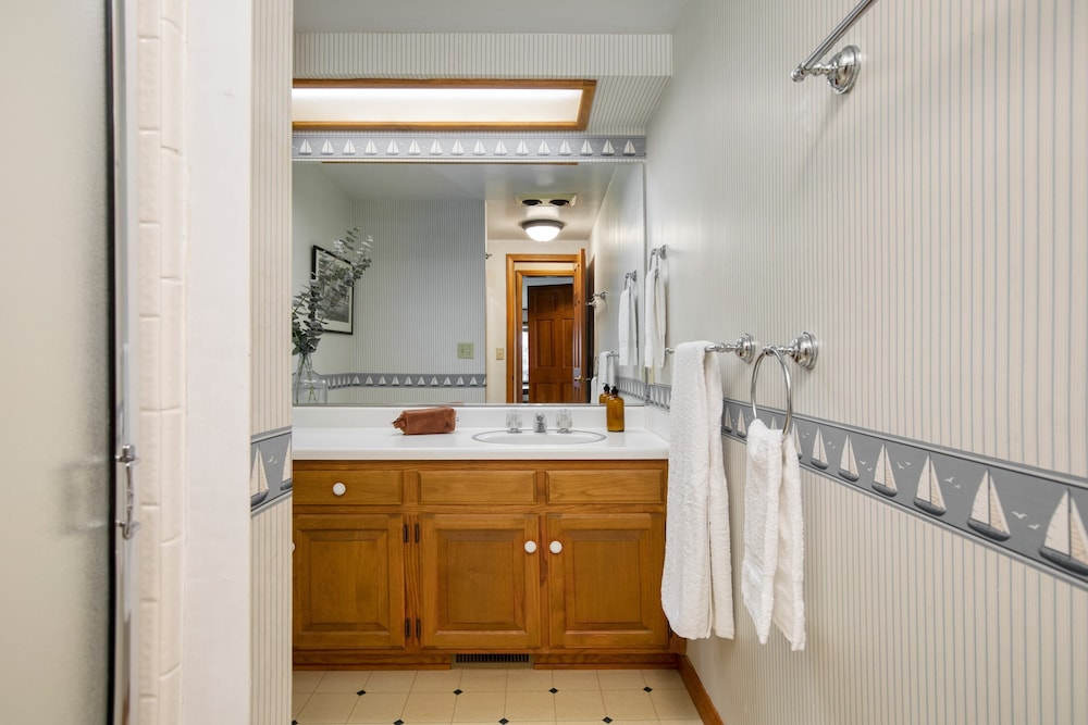 Pollock by Avantstay Stunning Views w/ Movie Room, Hot Tub, Game Room & Large Balcony view 4