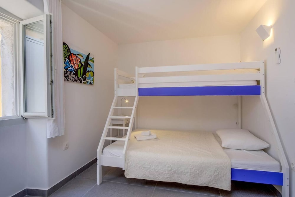 Impeccable 4-bed Apartment in Osor view 4