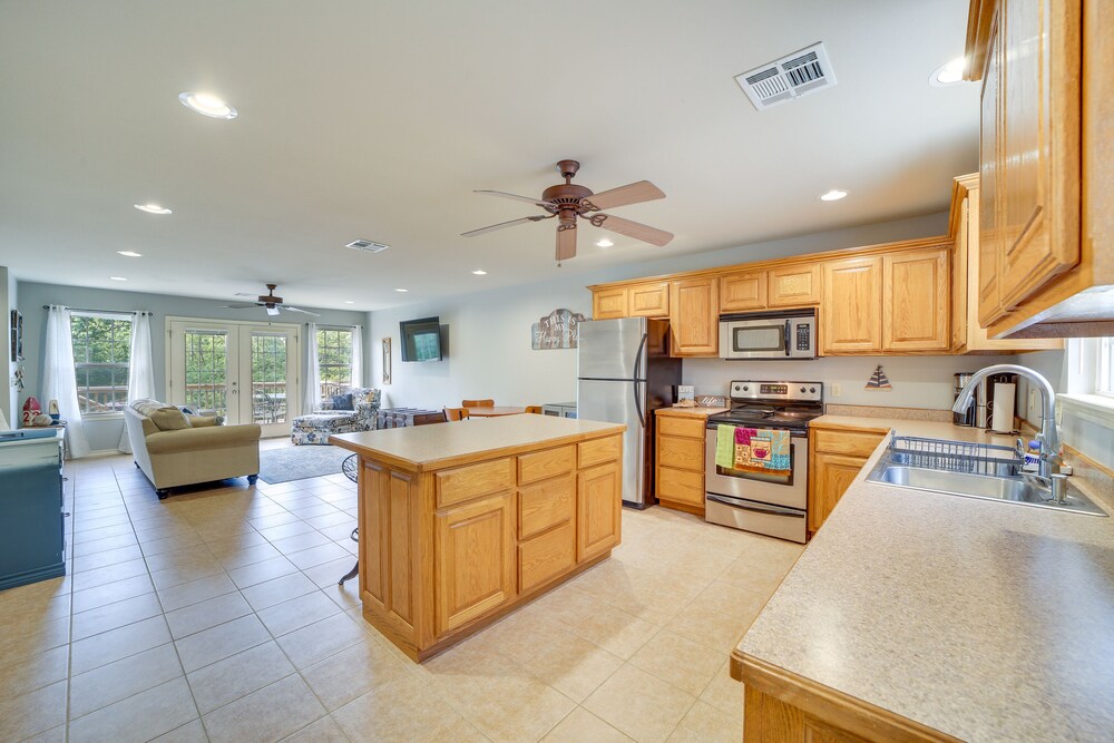 Modern Eucha Retreat w/ Deck & Lake Access! view 4