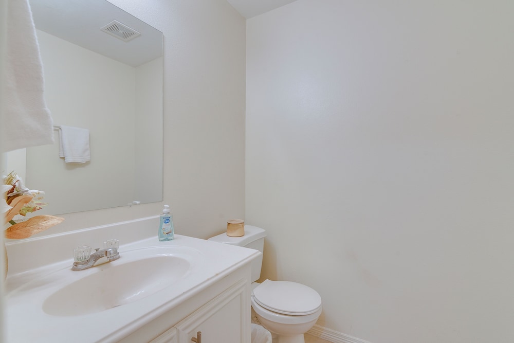 4 Mi to NRG Stadium: Spacious Houston Townhome!