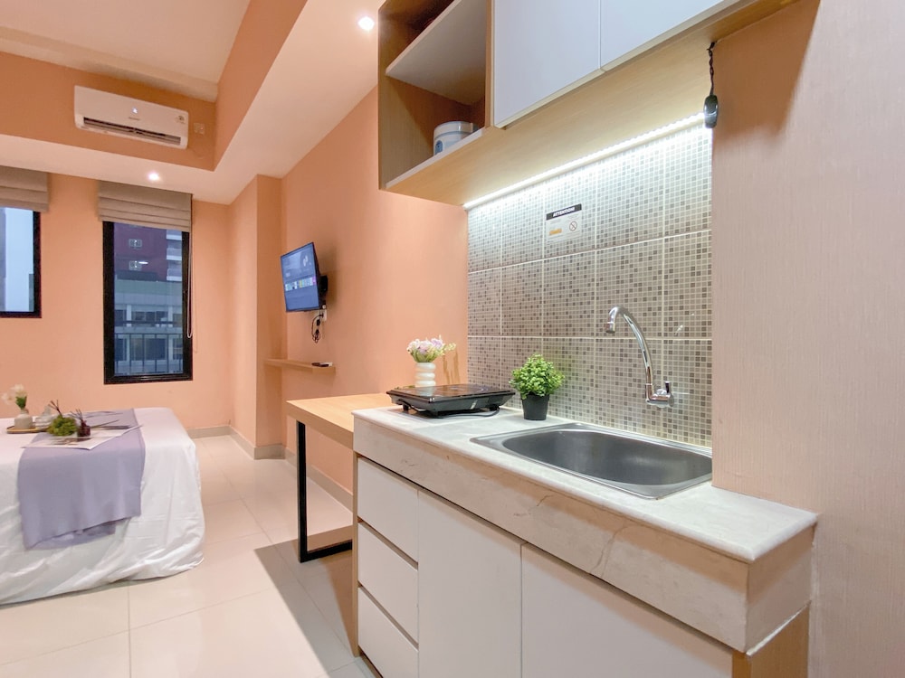 Peach Tone Studio At Evenciio Margonda Apartment