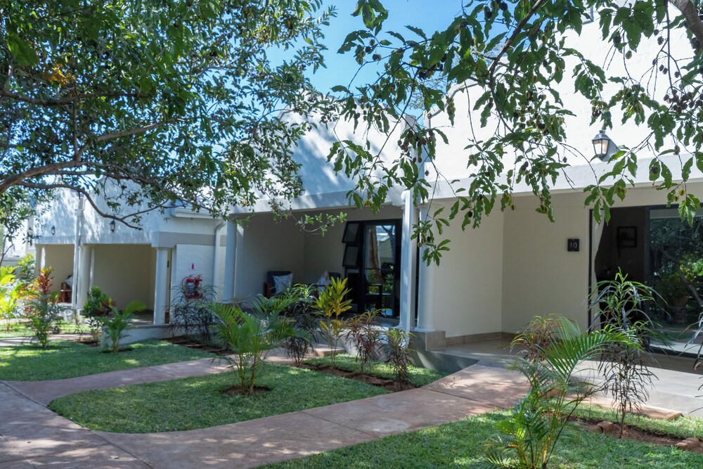 Kasambabezi Lodge