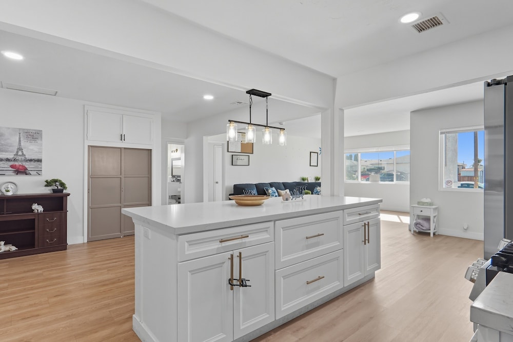 Peaceful Paradise Hills Retreat 6 Bedroom Home