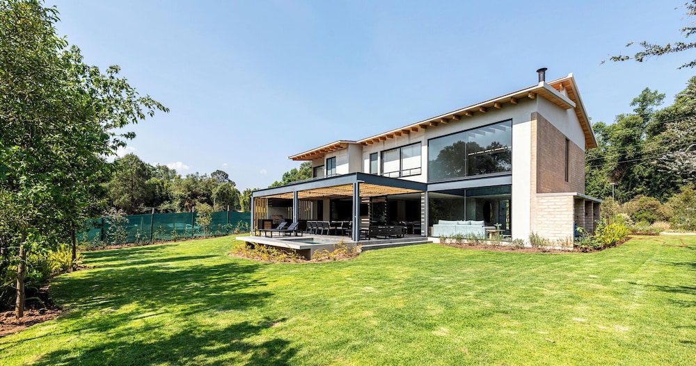 Casa Cundi-Contemporary Living in Nature