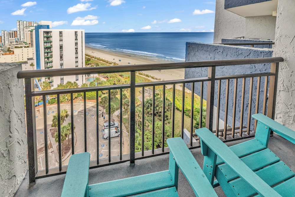 Beachfront Haven 1BR Condo with Balcony
