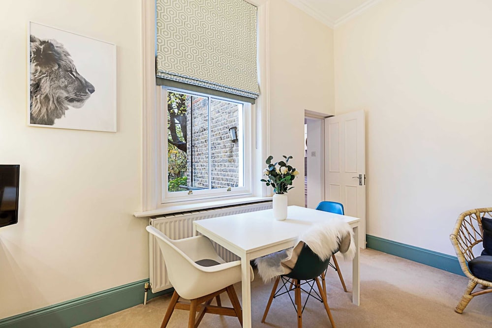 Charming Earls Court Apartment