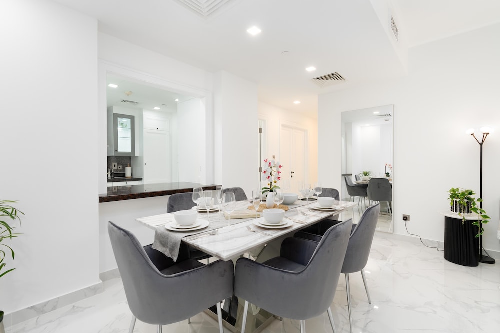 Whitesage - Fully Renovated Spacious 2BR Apt. with Burj Views photo 2