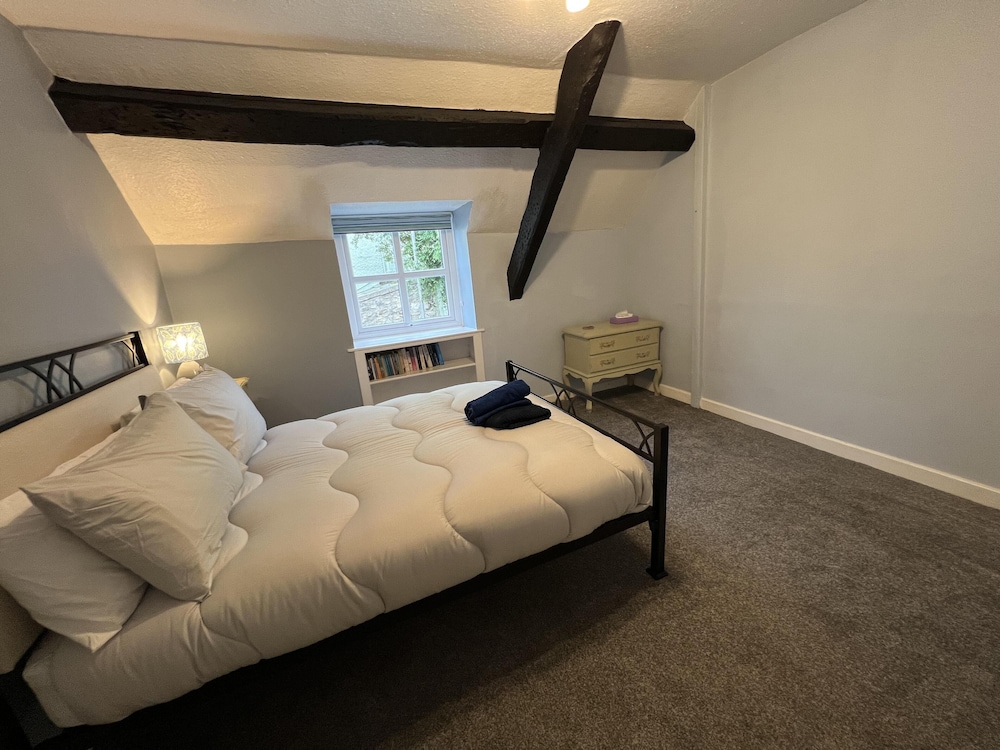 Traditional 3-bed Cottage, Log Burner & Sea Views! view 3