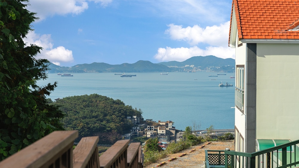 Namhae Montmartre Pension